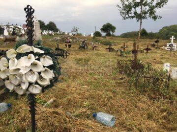 Cimitirul copiilor morți în „Orfelinatul groazei” din Siret, igienizat în urma unui articol din „Monitorul de Suceava”