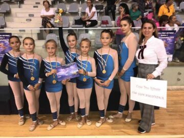 Profesoara Loredana Elena Popovici alături de elevii premianți