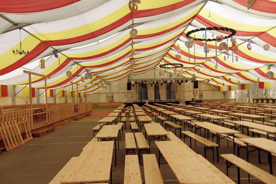 Oktoberfest în Est are loc într-un imens cort în care pot sa încapă peste 1.000 de persoane