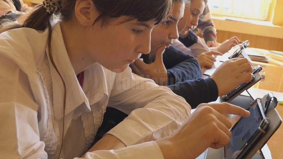 Elevii Școlii Gimnaziale Gălănești învață matematică și informatică după metode digitale interactive