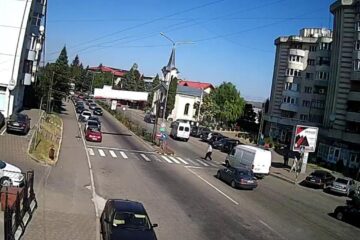 Secunda dinaintea impactului - duba dă prioriatate, pietonul traversează regulamentar