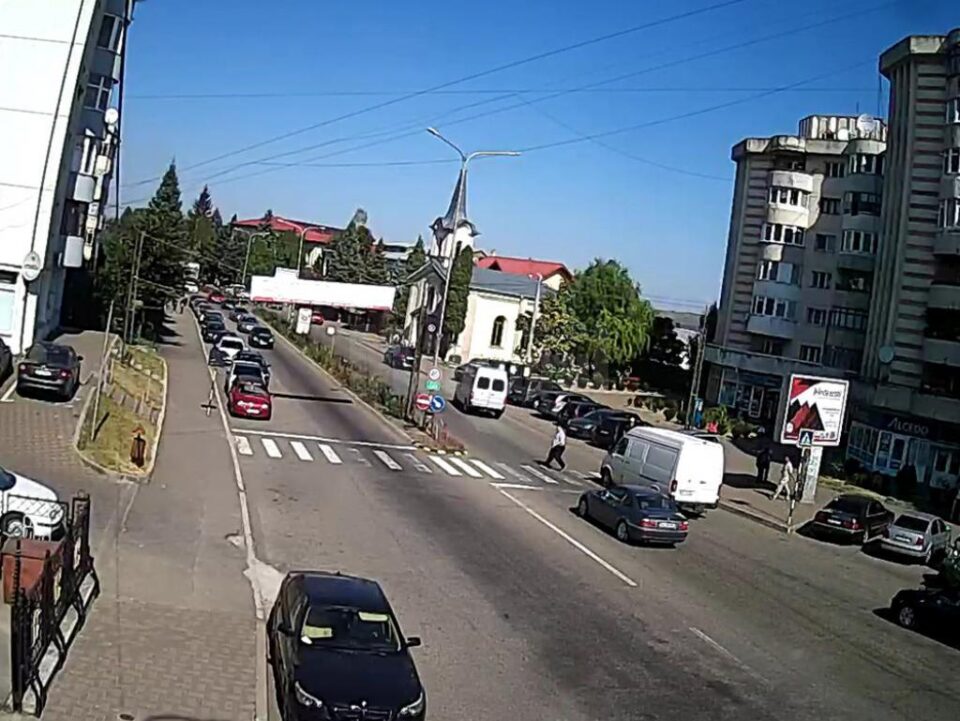 Secunda dinaintea impactului - duba dă prioriatate, pietonul traversează regulamentar Secunda dinaintea impactului - duba dă prioriatate, pietonul traversează regulamentar