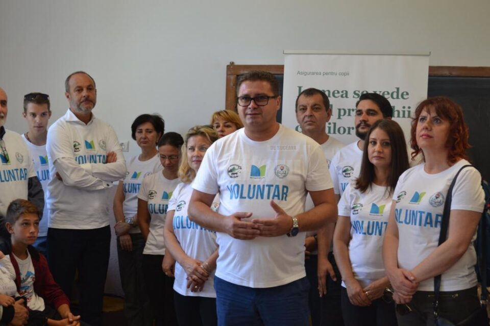 Donație de laptopuri și rechizite, pentru elevii școlii din Buda, comuna Râșca
