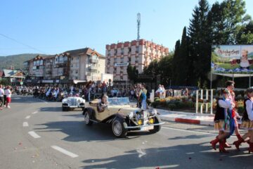 Festivalul Oktoberfest în Est, deschis cu o imensă paradă, muzică, distracție și bere