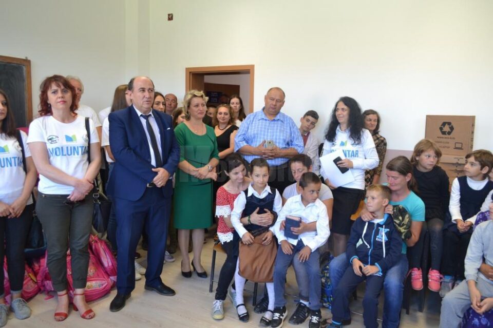 Donație de laptopuri și rechizite, pentru elevii școlii din Buda, comuna Râșca