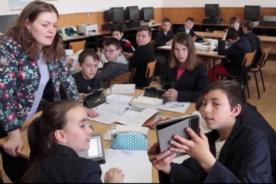 Elevii Școlii Gimnaziale Gălănești învață matematică și informatică în laboratorul digital