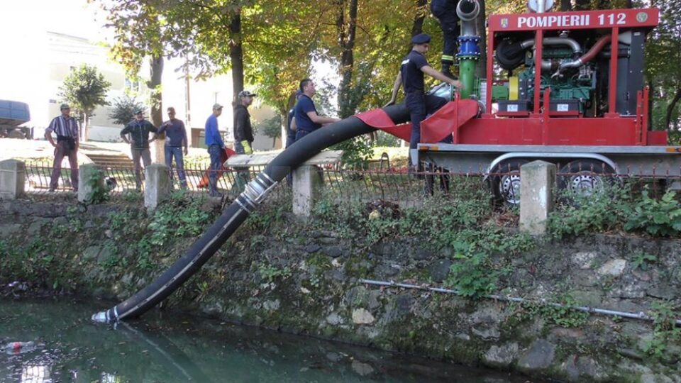 Lacul din parcul Alexandru Sahia a intrat într-un proces de salubrizare