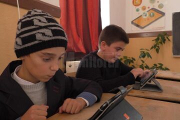 Elevii Școlii Gimnaziale Gălănești învață matematică și informatică în laboratorul digital