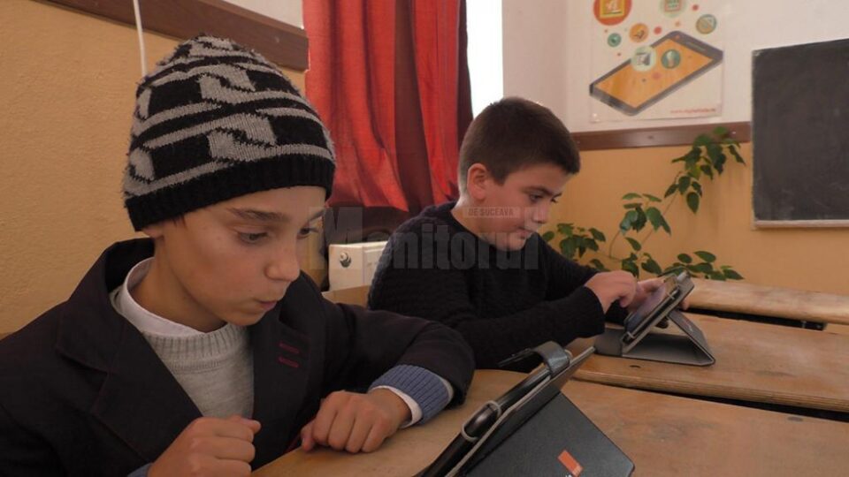 Elevii Școlii Gimnaziale Gălănești învață matematică și informatică în laboratorul digital