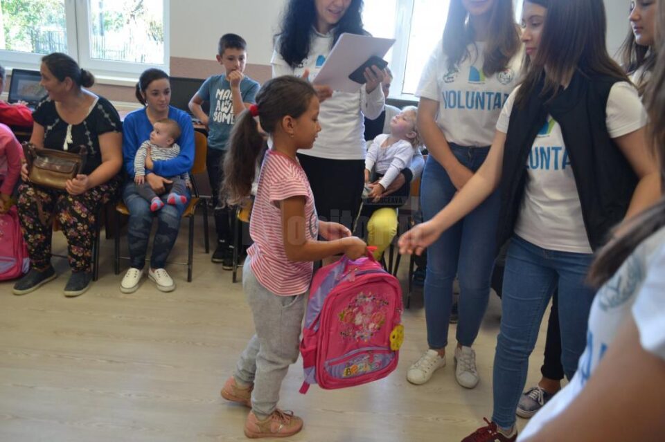 Donație de laptopuri și rechizite, pentru elevii școlii din Buda, comuna Râșca