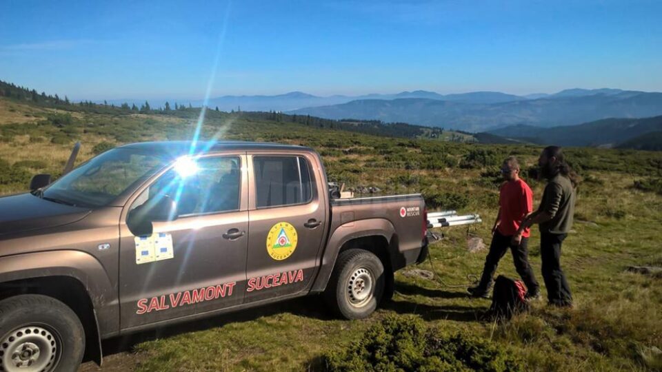 Mașina de teren din dotarea Salvamont s-a oprit din cauza terenului accidentat, mai departe se merge la pas Mașina de teren din dotarea Salvamont s-a oprit din cauza terenului accidentat, mai departe se merge la pas