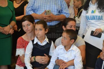 Donație de laptopuri și rechizite, pentru elevii școlii din Buda, comuna Râșca. Foto: Promotorii Bucovinei