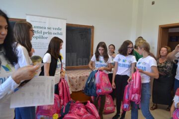 Donație de laptopuri și rechizite, pentru elevii școlii din Buda, comuna Râșca. Foto: Promotorii Bucovinei