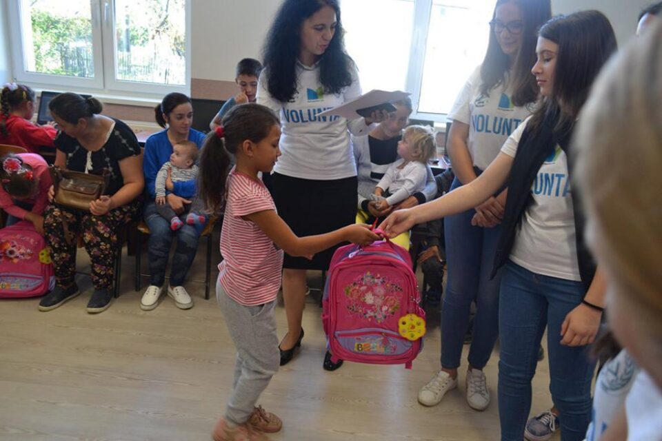 Donație pentru elevii școlii din Buda, comuna Râșca. Foto: Promotorii Bucovinei