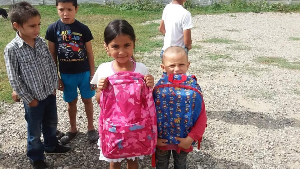 Donații de ghiozdane, penare, caiete, uniforme noi pentru copiii săraci din satele Basarabi și Bahna Arini