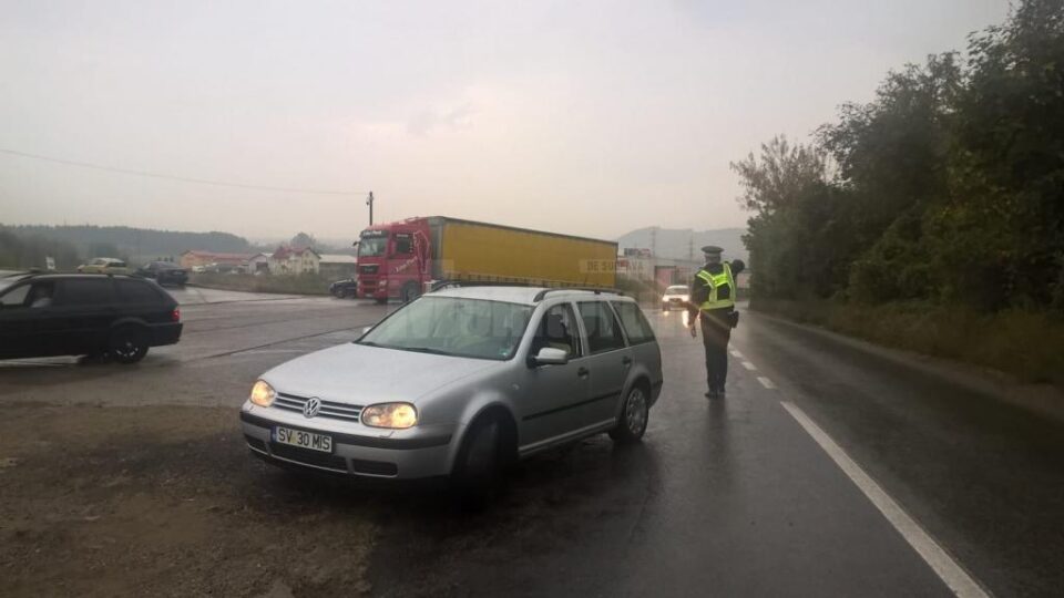 Sute de șoferi au virat către ruta ocolitoare, fiind întorși din drum de un polițist local