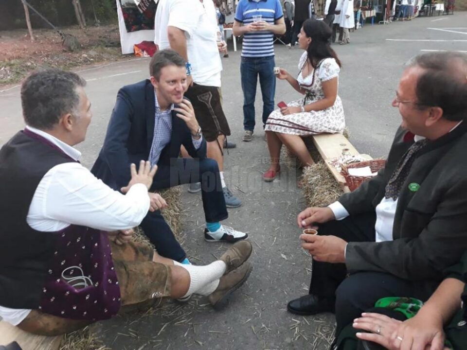Eurodeputatul Siegfried Mureșan cu Gheorghe Flutur, la Oktoberfest, la Gura Humorului. Foto: Facebook Eurodeputatul Siegfried Mureșan cu Gheorghe Flutur, la Oktoberfest, la Gura Humorului. Foto: Facebook
