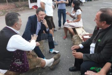 Eurodeputatul Siegfried Mureșan cu Gheorghe Flutur, la Oktoberfest, la Gura Humorului. Foto: Facebook
