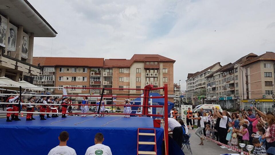 Moment artistic, înaintea meciurilor demonstrative de box