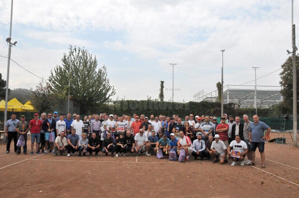 Tradiționala fotografie de final, cu o parte dintre participanții la Cupa Monitorul, cei care au fost prezenți sâmbătă la festivitatea de premiere Tradiționala fotografie de final, cu o parte dintre participanții la Cupa Monitorul, cei care au fost prezenți sâmbătă la festivitatea de premiere