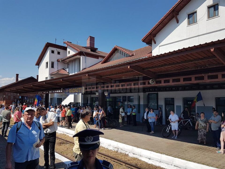 În cazul Gării Rădăuți se vor efectua reparații finisaje interioare și exterioare și refacere împrejmuire