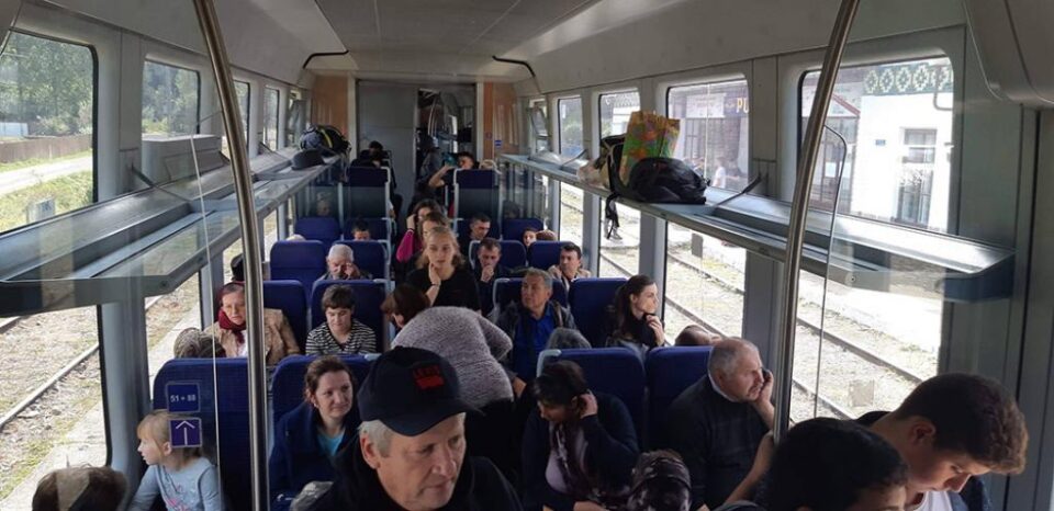 Gradul ridicat de ocupare al trenurilor Suceava - Putna. Foto: Pagina de facebook Calea Ferată Dornești-Putna