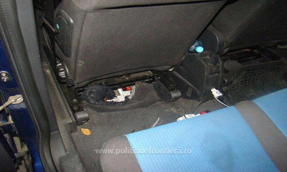 Un autoturism și țigări de aproape 40.000 de euro, confiscate de polițiștii de frontieră suceveni
