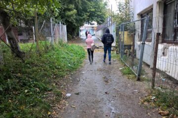 Cușnir îi arată primarului Ion Lungu cărarea de pământ pe care circulă către școală elevii Colegiului "Mihai Eminescu"