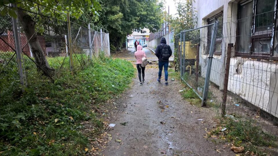 Cușnir îi arată primarului Ion Lungu cărarea de pământ pe care circulă către școală elevii Colegiului "Mihai Eminescu" Cușnir îi arată primarului Ion Lungu cărarea de pământ pe care circulă către școală elevii Colegiului "Mihai Eminescu"