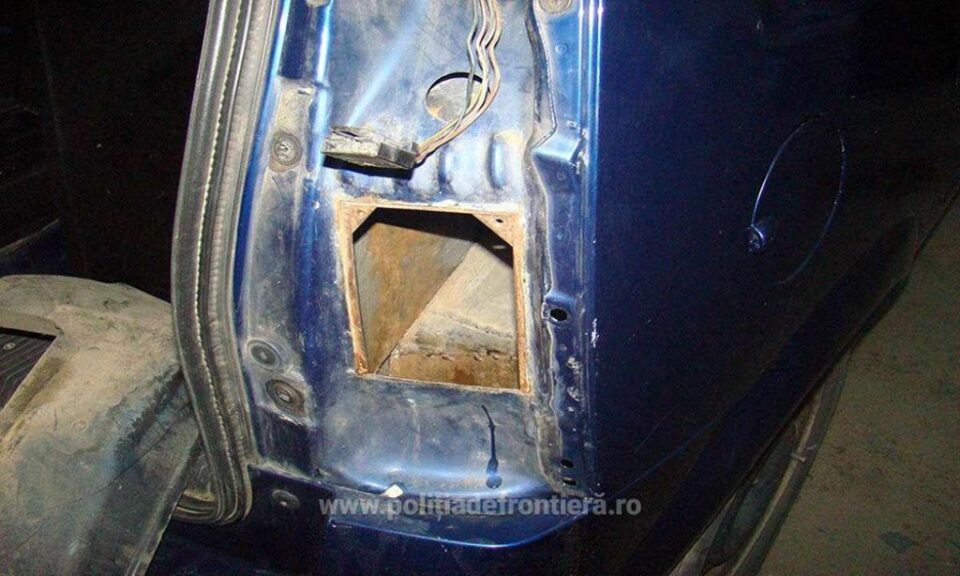 Un autoturism și țigări de aproape 40.000 de euro, confiscate de polițiștii de frontieră suceveni