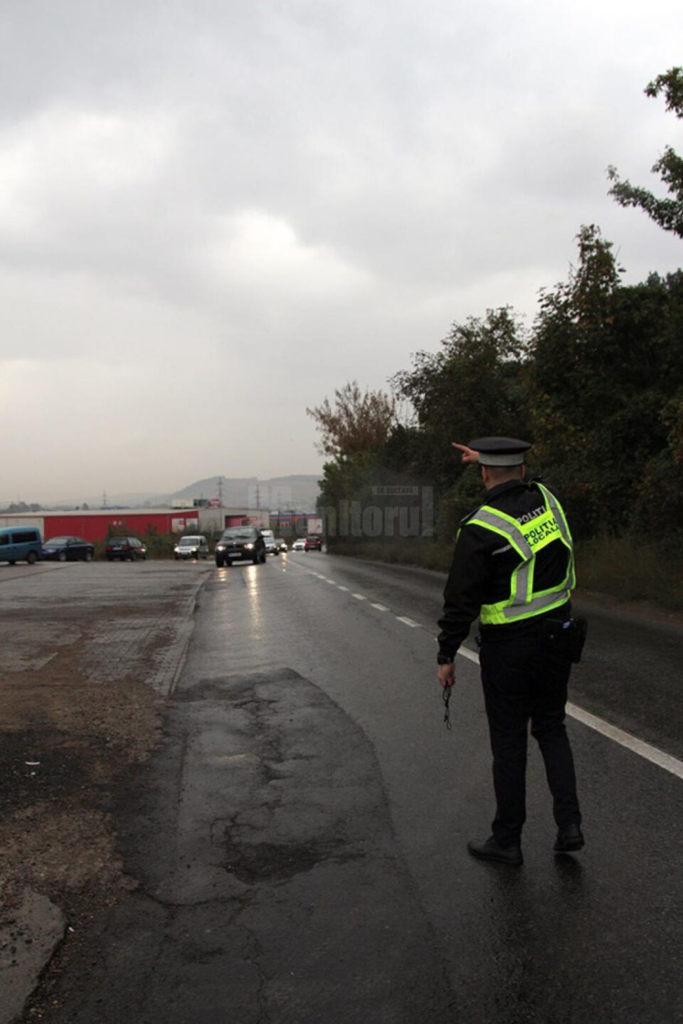 Sute de șoferi au fost întorși de un polițist local de la podul intrat în reparații în zona de dinainte de Global Design și Luk Oil
