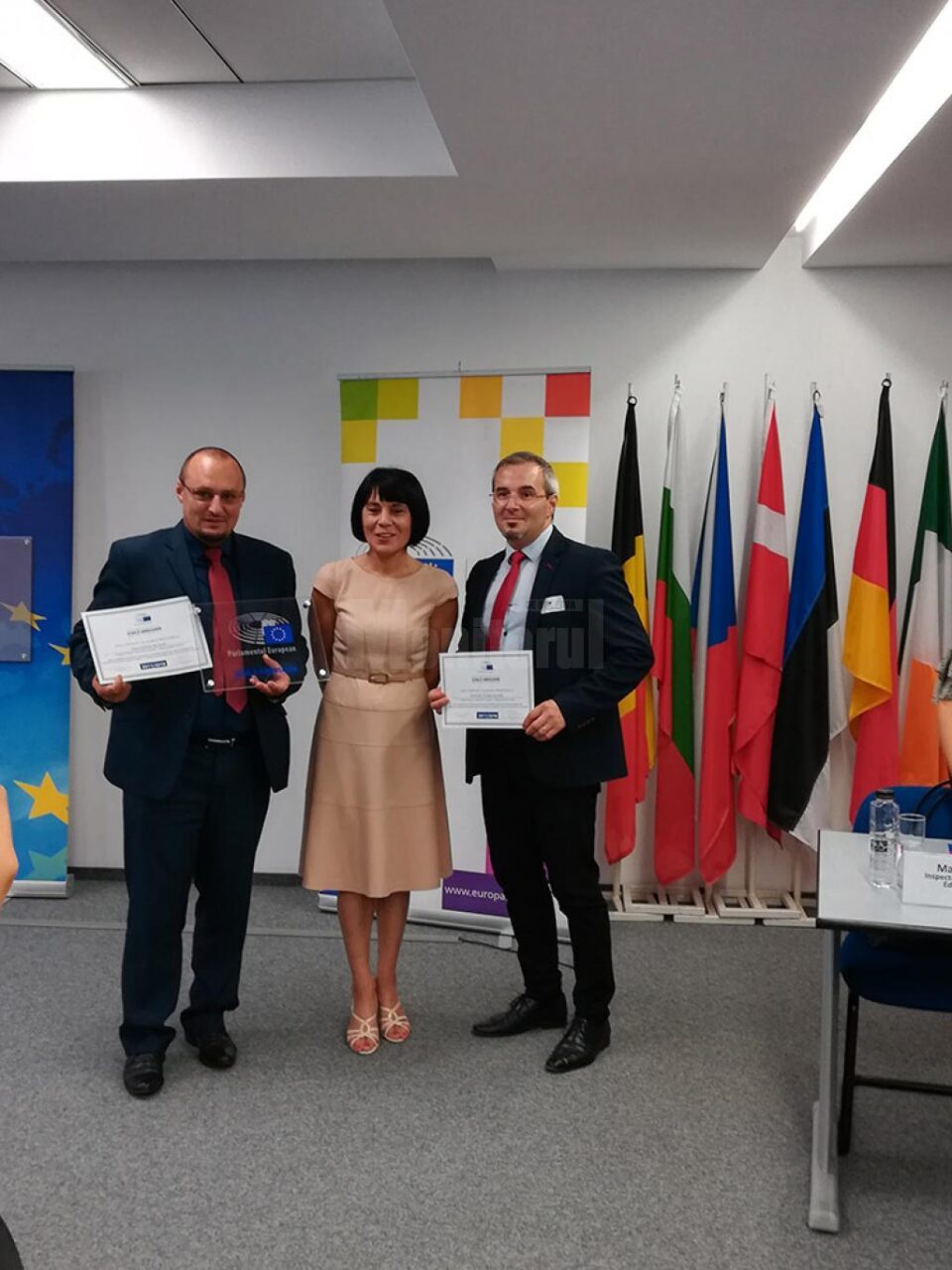 Reprezentanții Colegiului din Rădăuți și-au adjudecat distincțiile Placheta cu cele 25 de școli desemnate Școli-ambasador