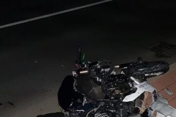Tânărul a intrat cu motocicleta în gard, la ieșirea din Suceava spre Moara