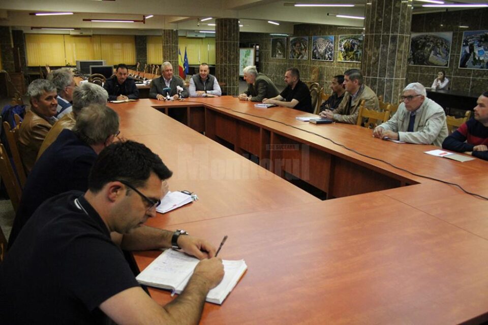 Comandamentul de marți dimineață, cu constructorii care realizează diverse obiective de investiții comandate de Primăria Suceava