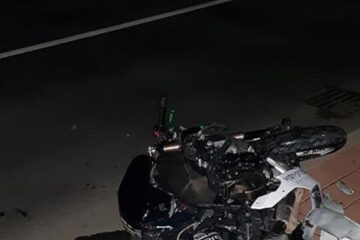 Motocicleta a fost scăpată de sub control la ieșirea din Suceava spre Moara