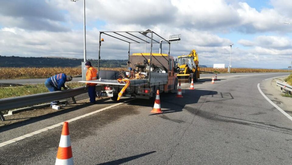 Ieri se lucra la montarea parapetului nou