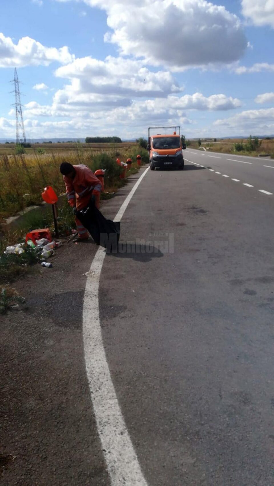 Șoferii aruncă gunoaie din mașini ori chiar opresc și abandonează saci întregi de deșeuri Șoferii aruncă gunoaie din mașini ori chiar opresc și abandonează saci întregi de deșeuri