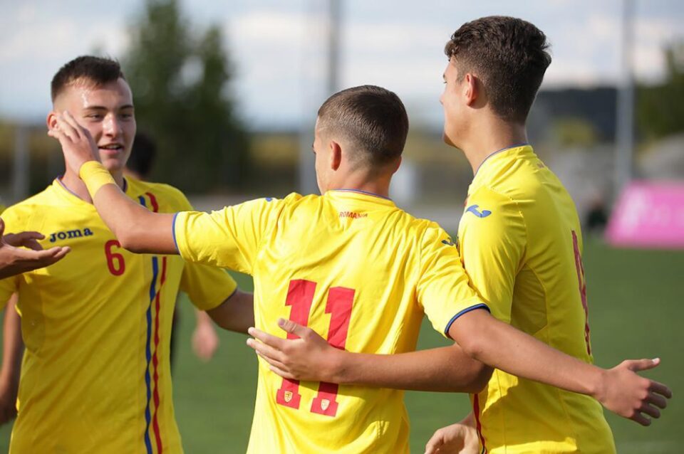 Sebi Nechita, cu numărul 6, este titular de drept la reprezentativa Under 16. Foto: frf.ro