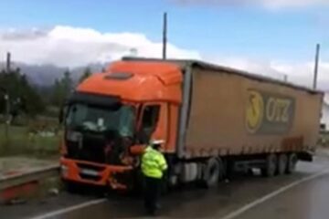 Un șofer a fost rănit în urma impactului dintre două tiruri, la Poiana Stampei