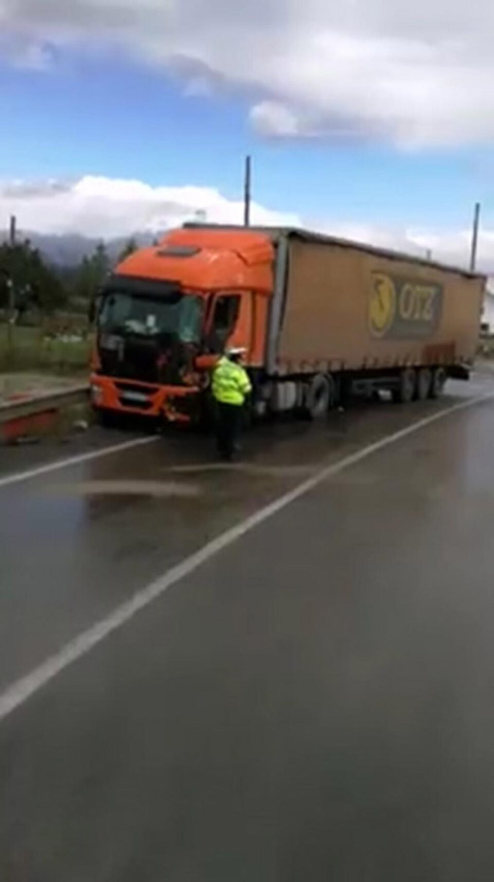Un șofer a fost rănit în urma impactului dintre două tiruri, la Poiana Stampei