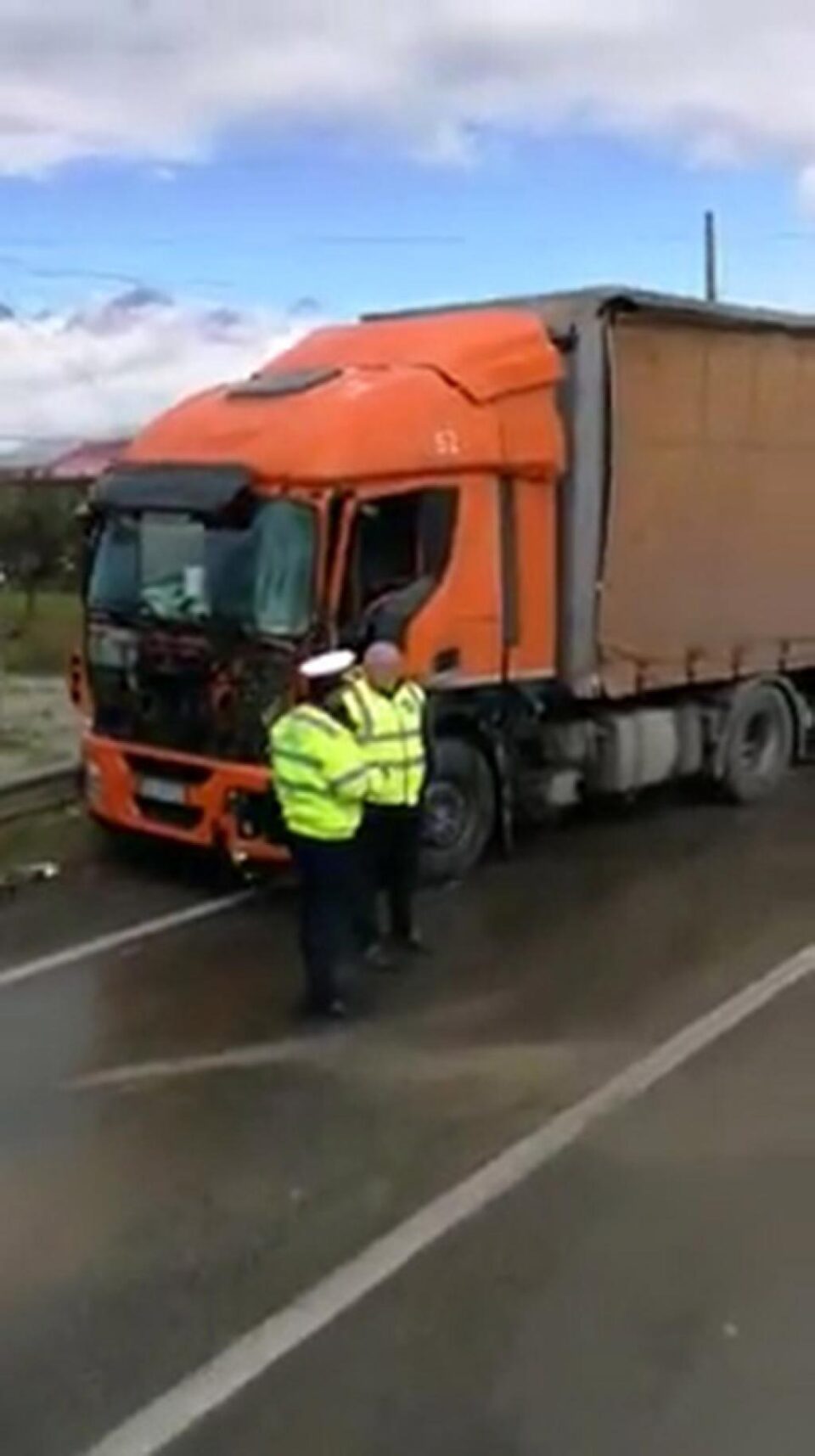 Un șofer a fost rănit în urma impactului dintre două tiruri, la Poiana Stampei