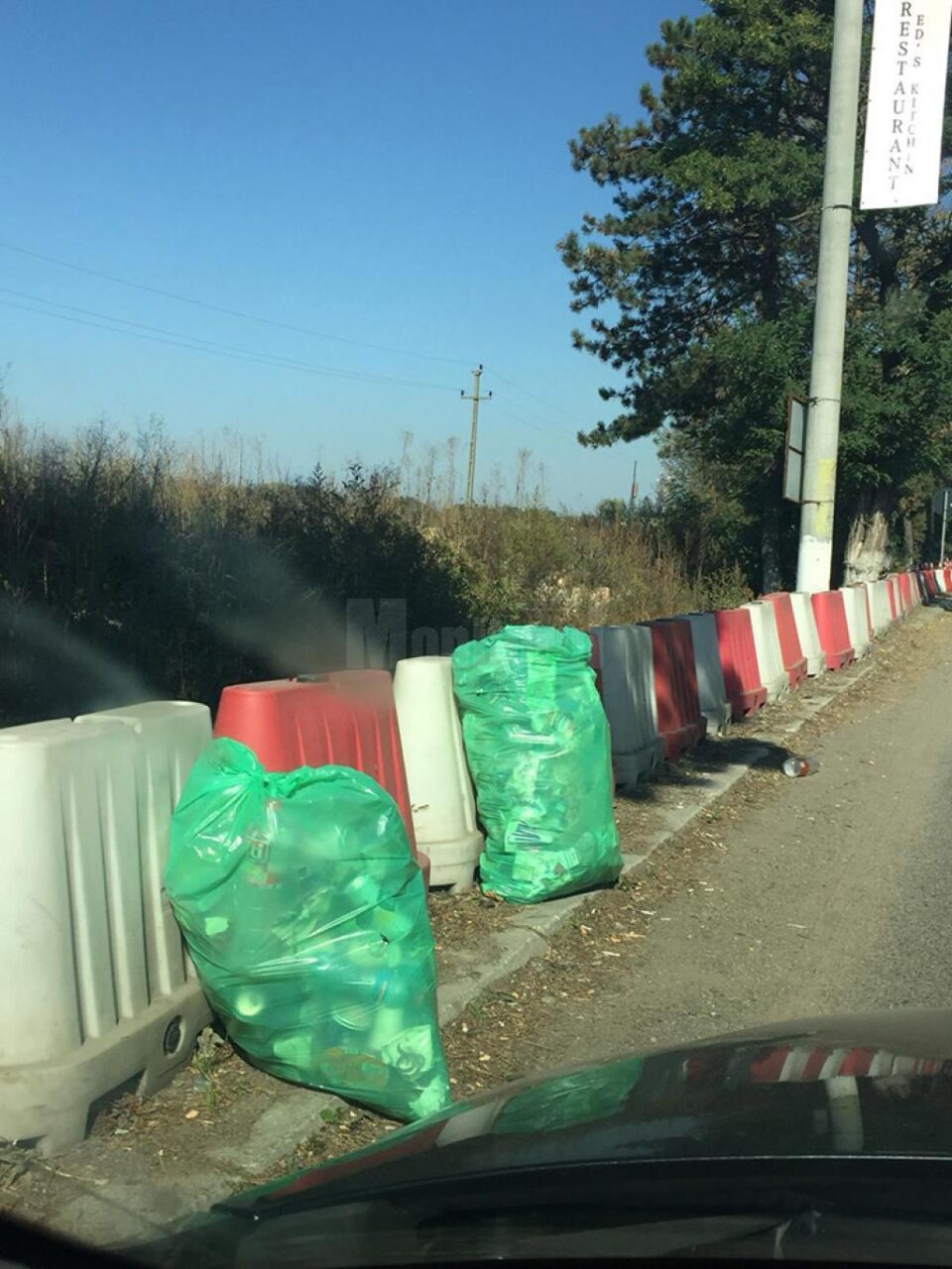 Saci cu gunoaie abandonați pe Șoseaua de centură a Sucevei