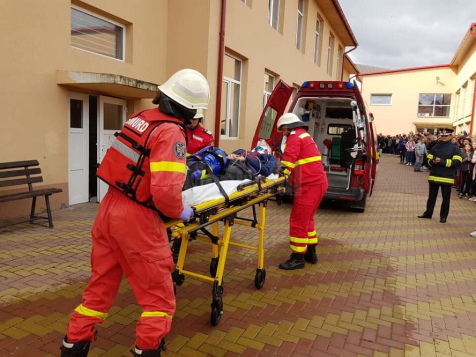 Exercițiu de simulare a unei situații de urgență, la liceul din Vicovu de Sus