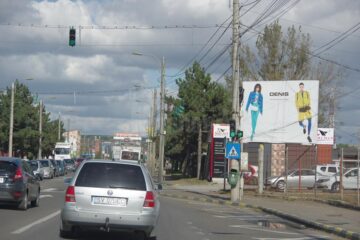 De la semafor la dreapta se intră pe strada care va duce spre pod
