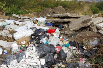 O imensă groapă de gunoi a răsărit la ieșirea din Șcheia spre Mihoveni