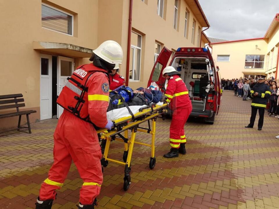 Amplu exercițiu de simulare a unei situații de urgență, la liceul din Vicovu de Sus