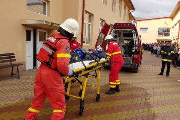Amplu exercițiu de simulare a unei situații de urgență, la liceul din Vicovu de Sus