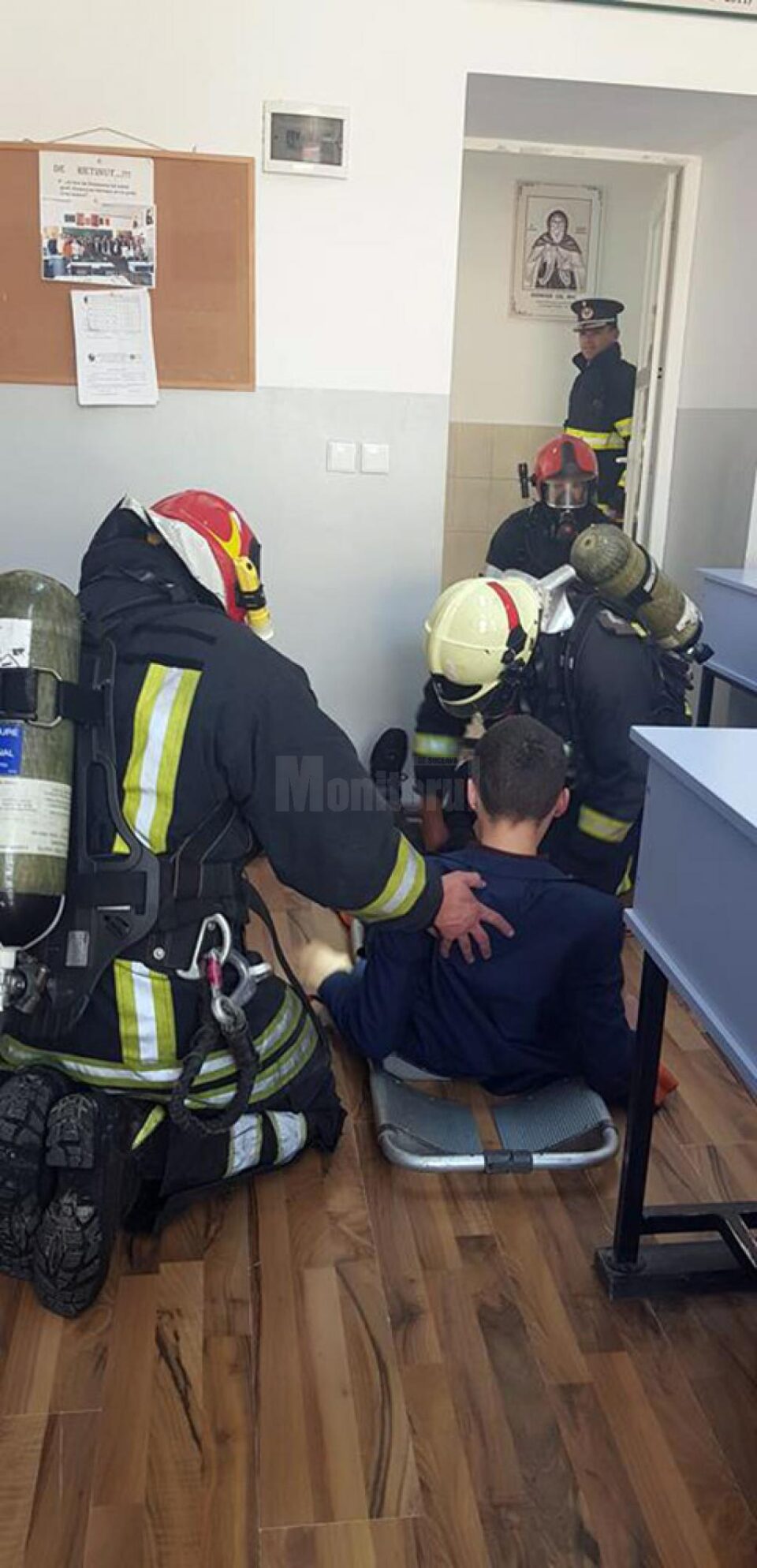 Simulare a unui incendiu la un corp de clădire, la liceul din Vicovu de Sus