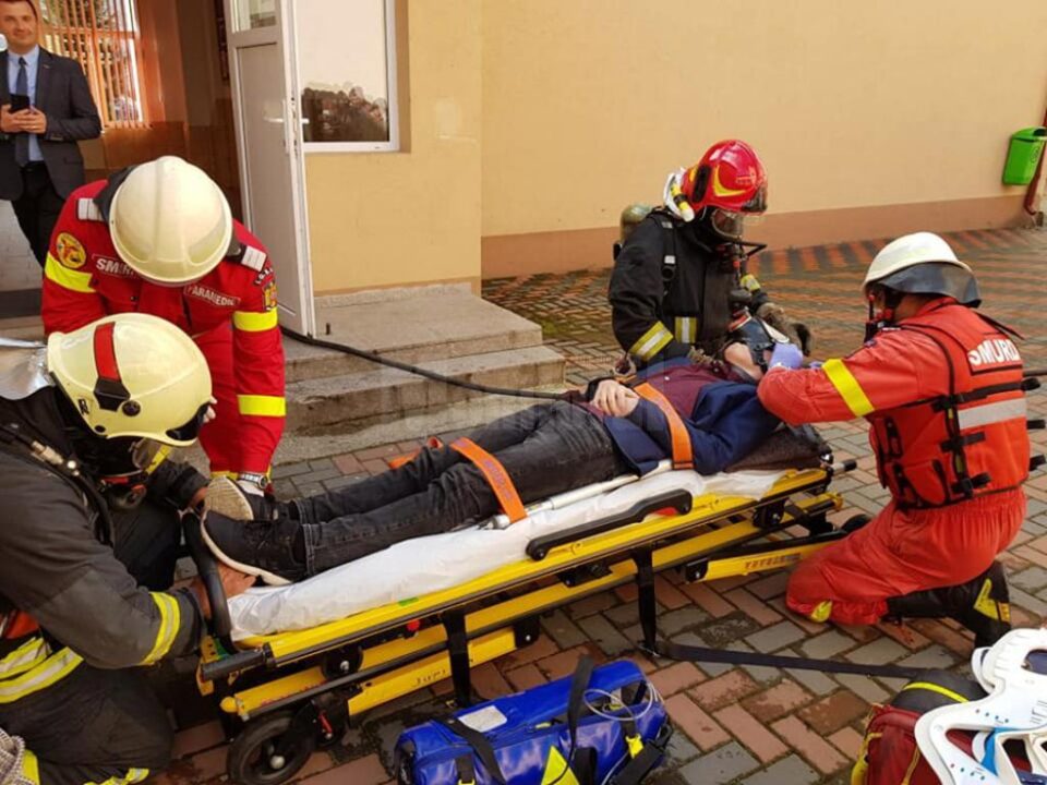 Simulare a unui incendiu la un corp de clădire, la liceul din Vicovu de Sus