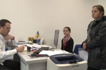 Maria și bunica ei, Nicoleta, în cabinetul doctorului Claudiu Cobuz